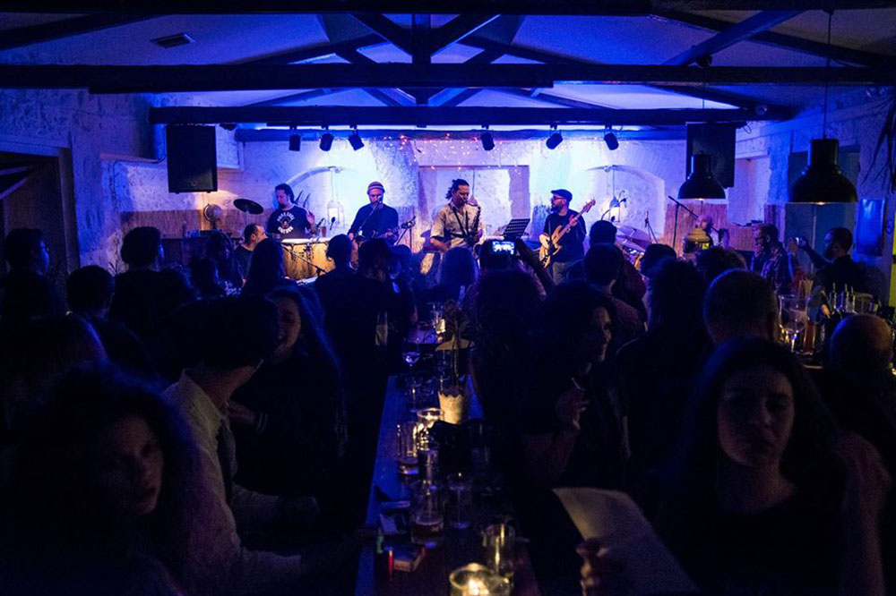 Afrikana: Φιλικό και φιλόξενο jazz bar το οποίο φιλοξενεί καθημερινά acts από την ελληνική σκηνή και από το εξωτερικό. <br>Source: https://www.athinoramaclub.gr/clubbing/places/?id=10002251