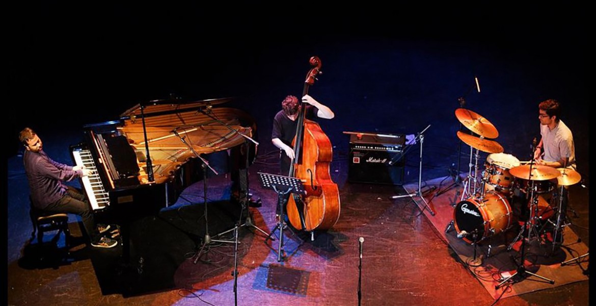Σήμερα το Spiral trio συγκαταλέγεται στα σημαντικότερα ελληνικά jazz pianotrio. Είναι ένα μοντέρνο τρίο με πολλές επιρροές από τους μεγάλους του είδους και με σαφείς αναφορές στην παράδοση του jazz playing. Το διαρκές interplay μαζί με το υψηλό επίπεδο των μουσικών και αυτοσχεδιαστικών τους ικανοτήτων φέρνει στο μουσικό αποτέλεσμα έντονα τα στοιχεία της έκπληξης, της ποικιλίας στη δημιουργία των μουσικών εικόνων και της φαντασίας στην αφήγηση.
      <br>

Σπύρος Μάνεσης: πιάνο, συνθέσεις
<br>
Αρίωνας Γυφτάκης: κοντραμπάσο, συνθέσεις
<br>
Αναστάσης Γούλιαρης: τύμπανα, συνθέσεις
    <br>Source: https://www.boemradio.gr/gr/el/news/spiral-trio-live/